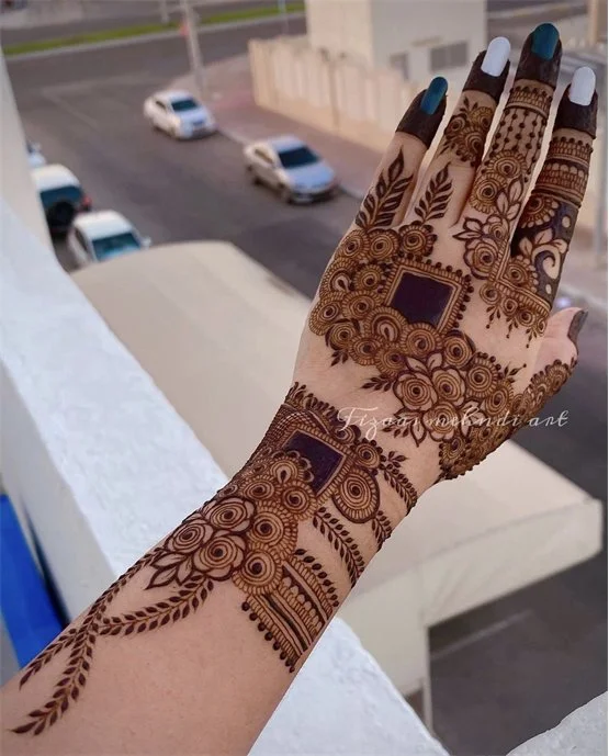Drape Inspired Subtle Back Hand Mehndi Design